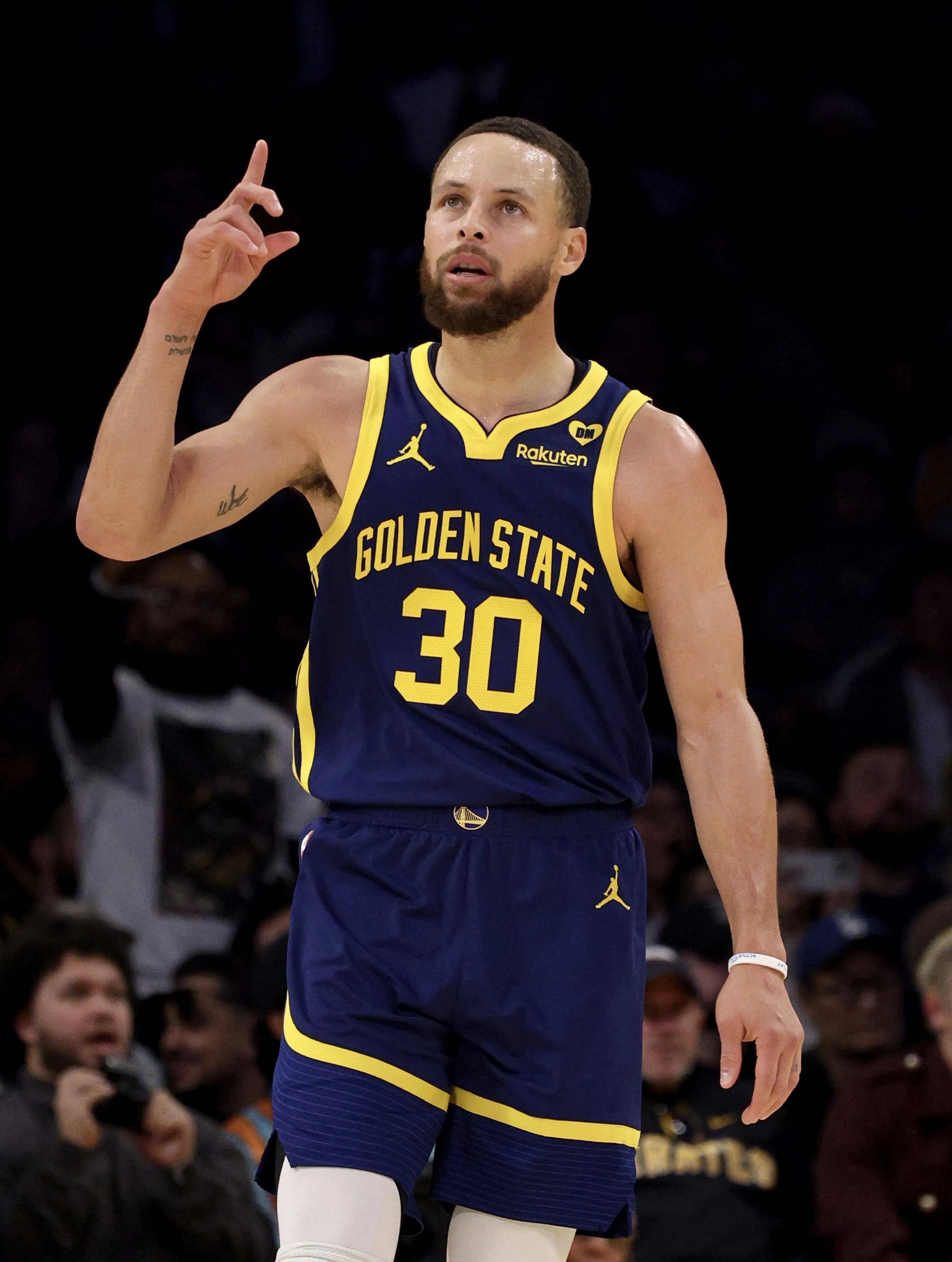 勇士碾压凯尔特人,浓眉哥点燃赛场 勇士碾压凯尔特人,浓眉哥点燃赛场