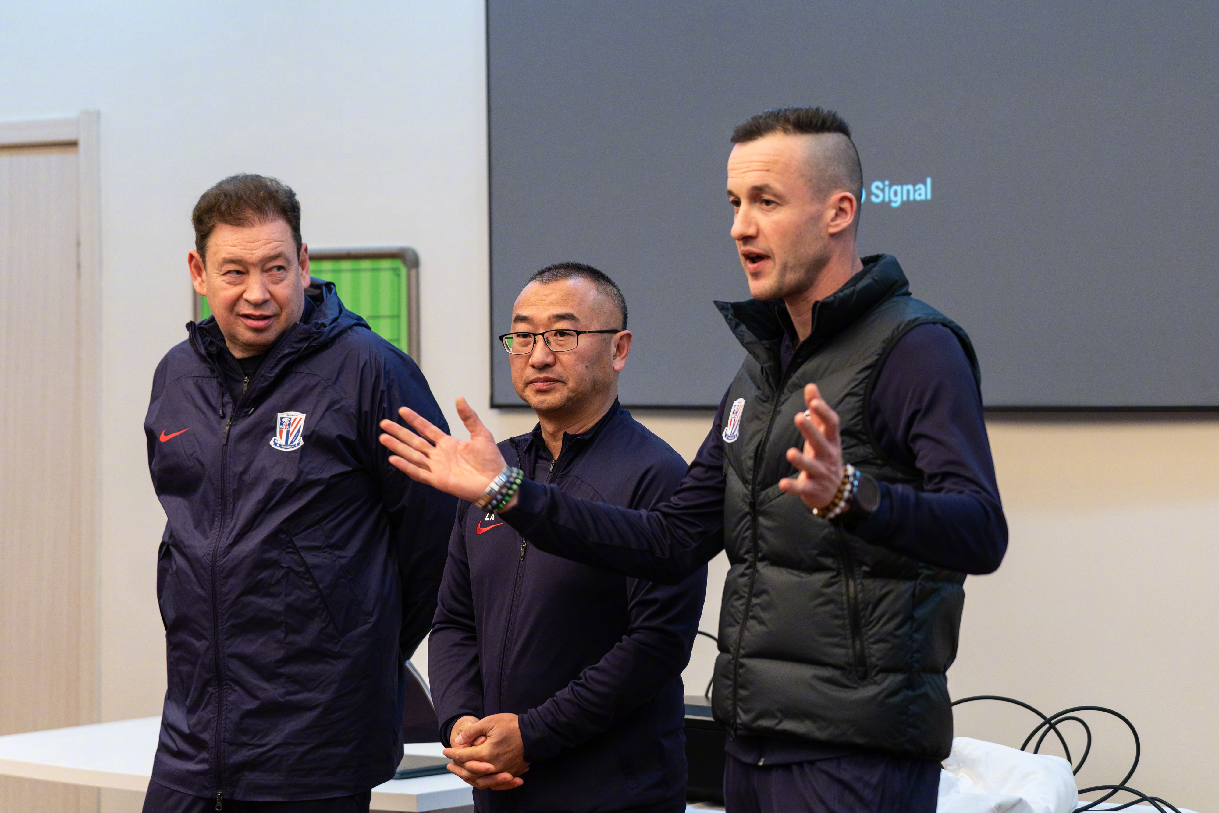 足球俱乐部新任主教练备战新赛季